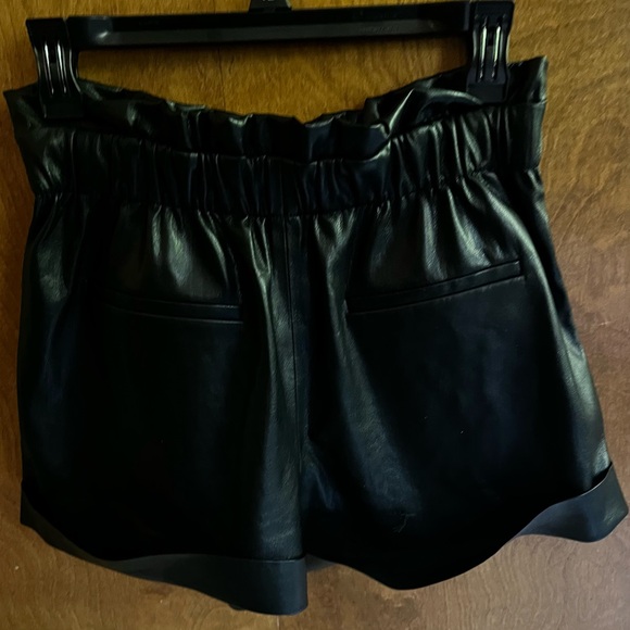 ALICE AND OLIVIA Reagan Faux Leather Shorts in Black | Size S (US 4-6) - Picture 3 of 8